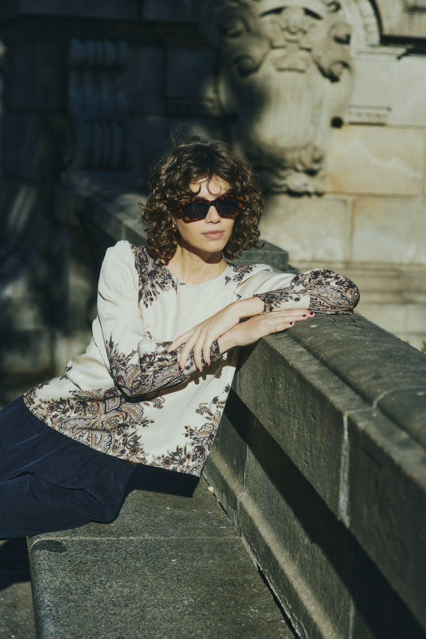 Adara blouse pumiceston paisley