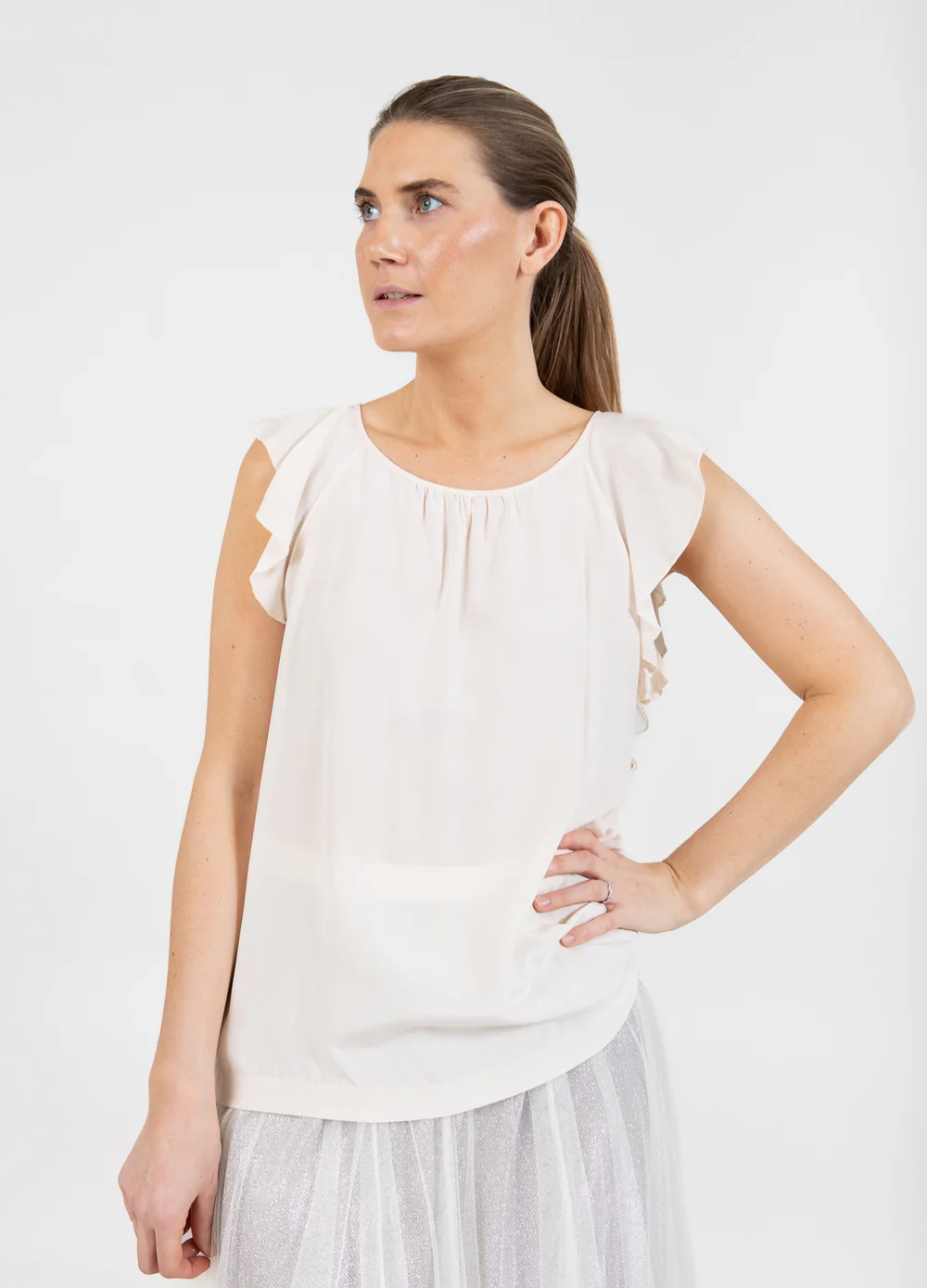 Top with ruffle sleeves creme