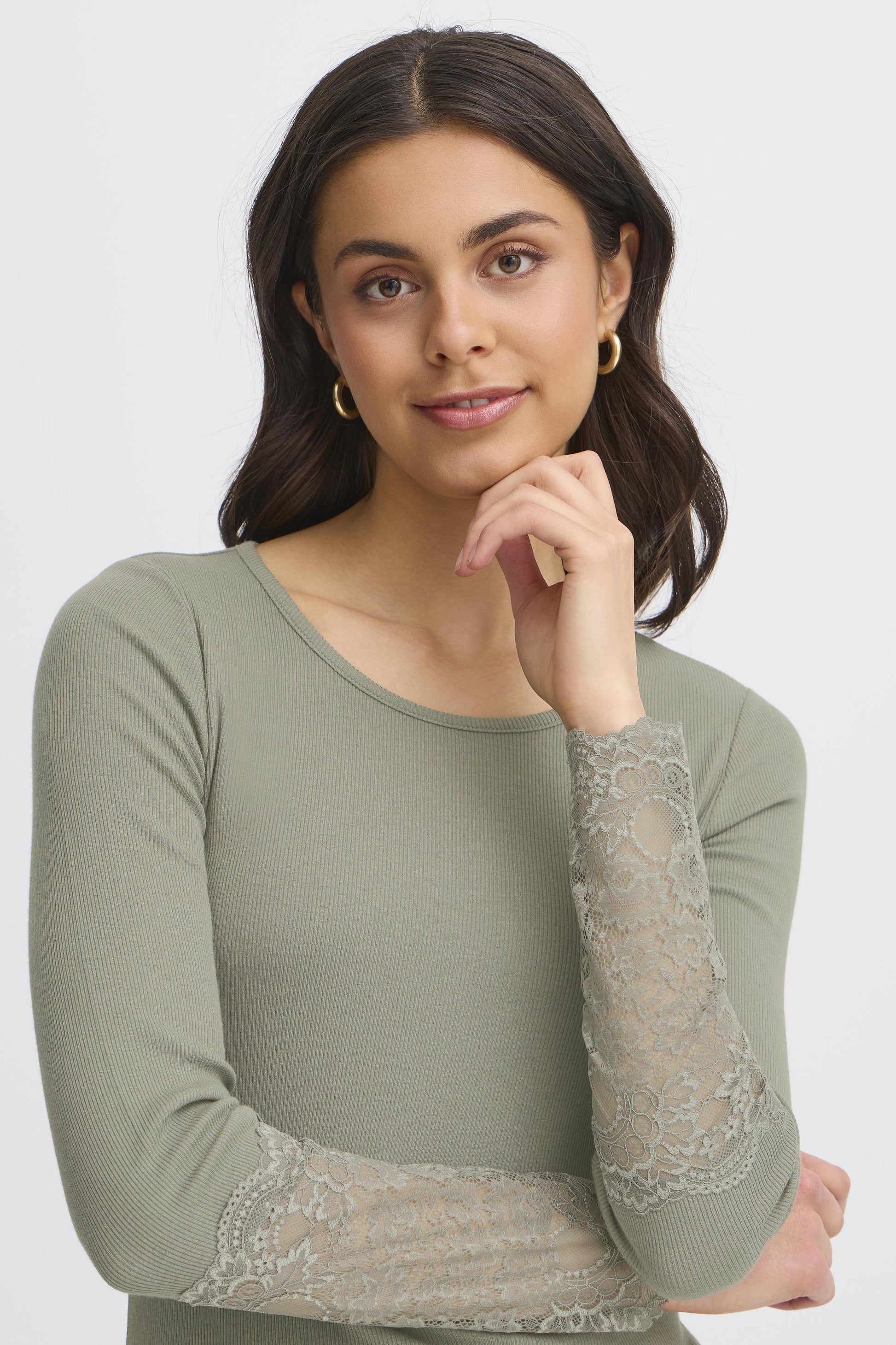 Hizamond T shirt með blúndu á ermum Dusty olive