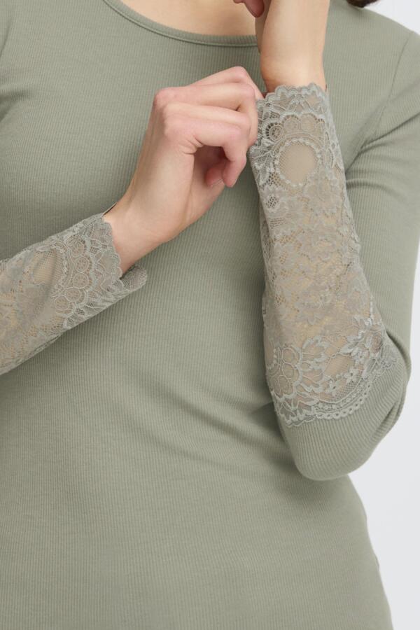 Hizamond T shirt með blúndu á ermum Dusty olive