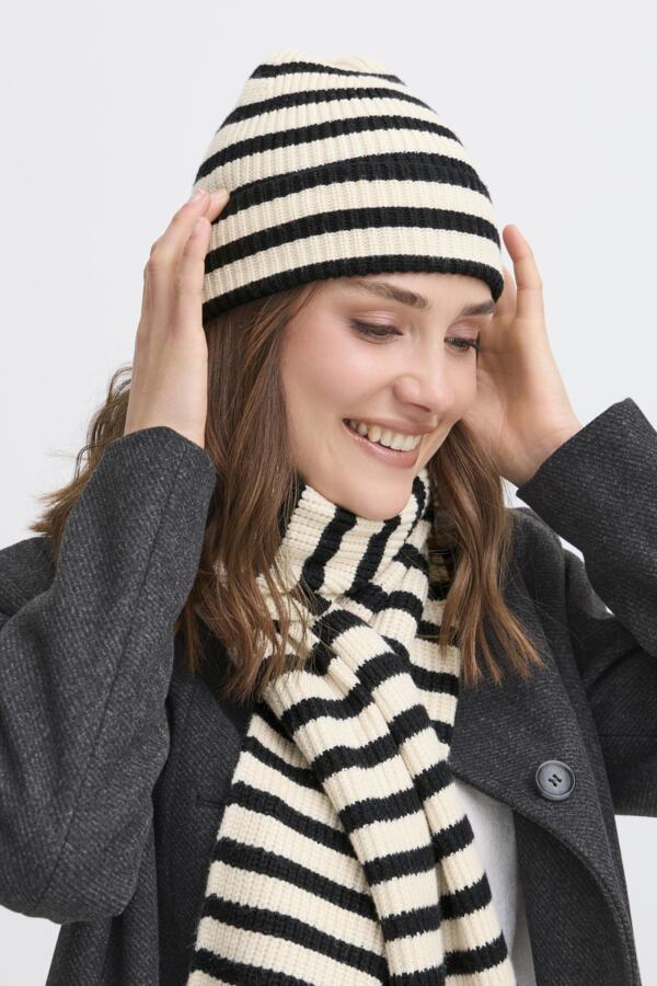 Stripy húfa whisper white melange