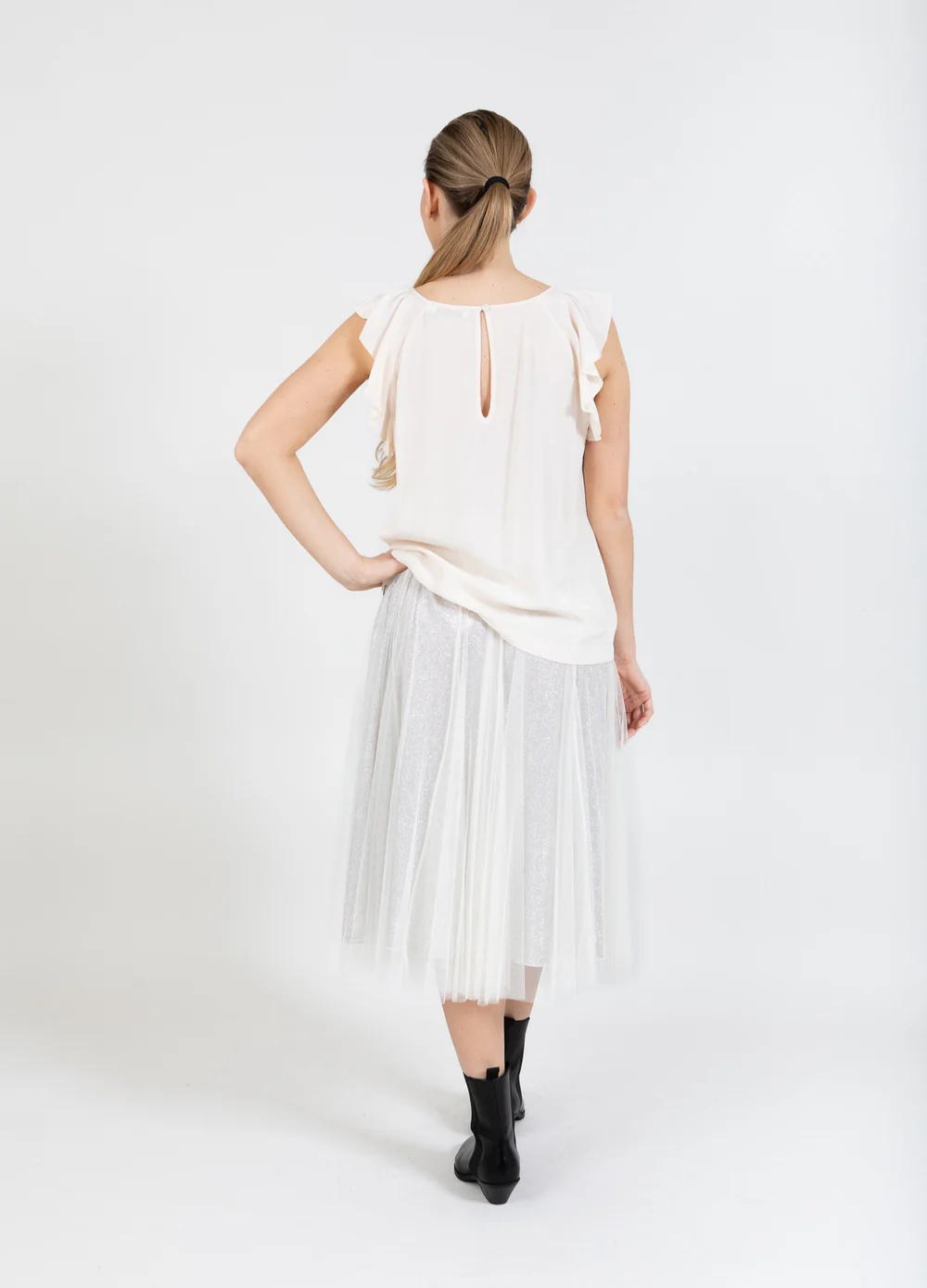 Top with ruffle sleeves creme