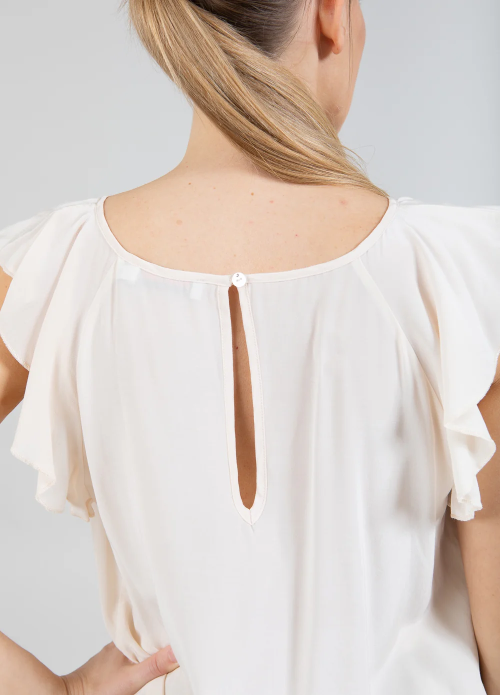 Top with ruffle sleeves creme