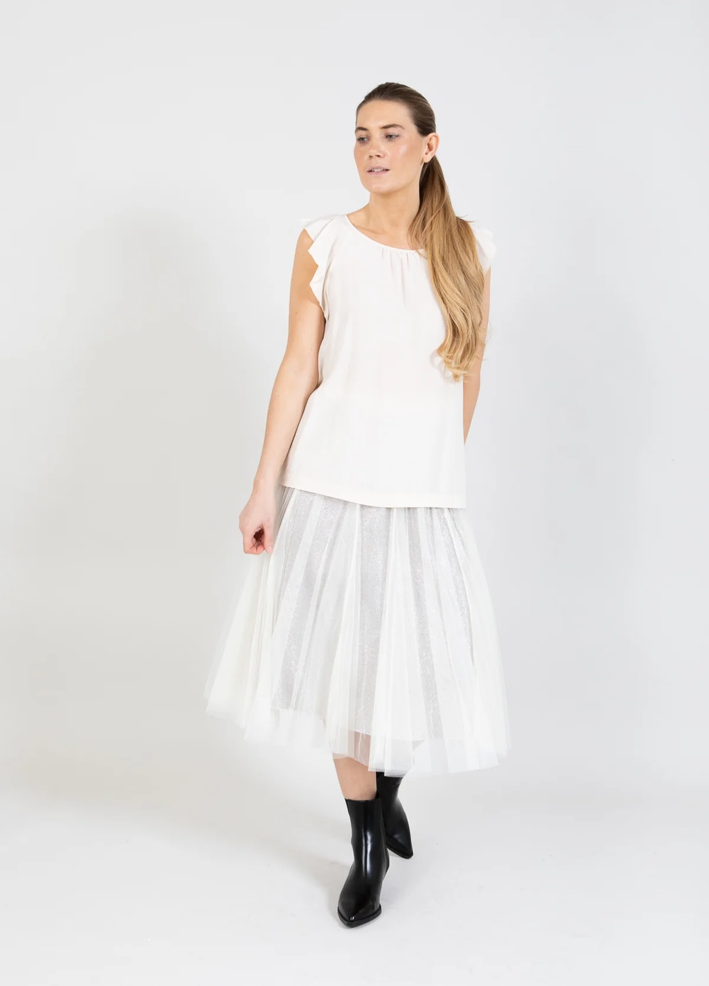 Top with ruffle sleeves creme