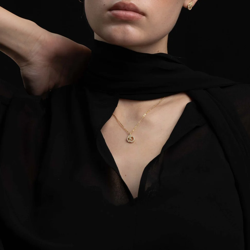 Mayfair knot pendant neck gold