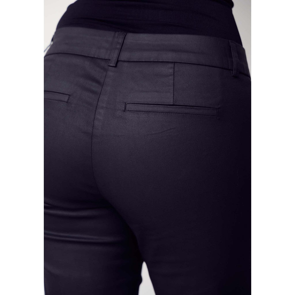 Svartar buxur (coated pant)