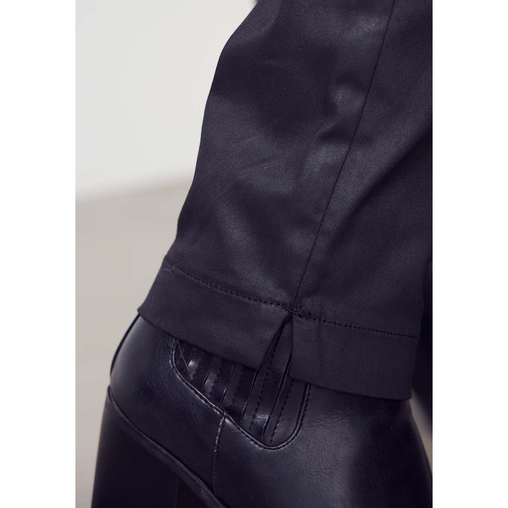 Svartar buxur (coated pant)