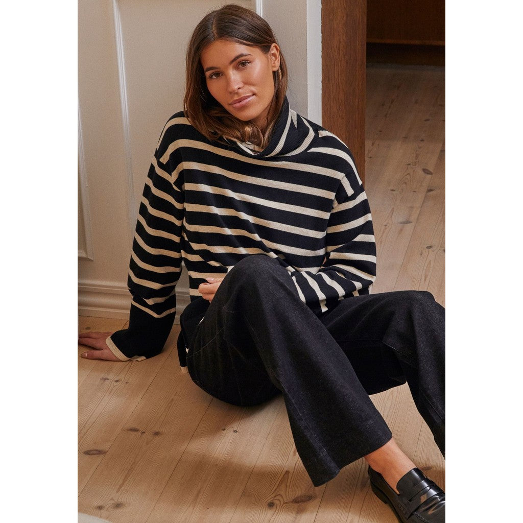 Frigga Rollneck pullover black with cream