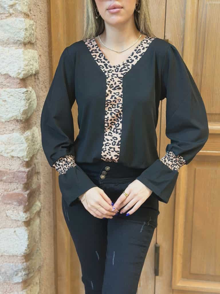 Langermaskyrta með v-hálsmáli (hlébarðamunstur)