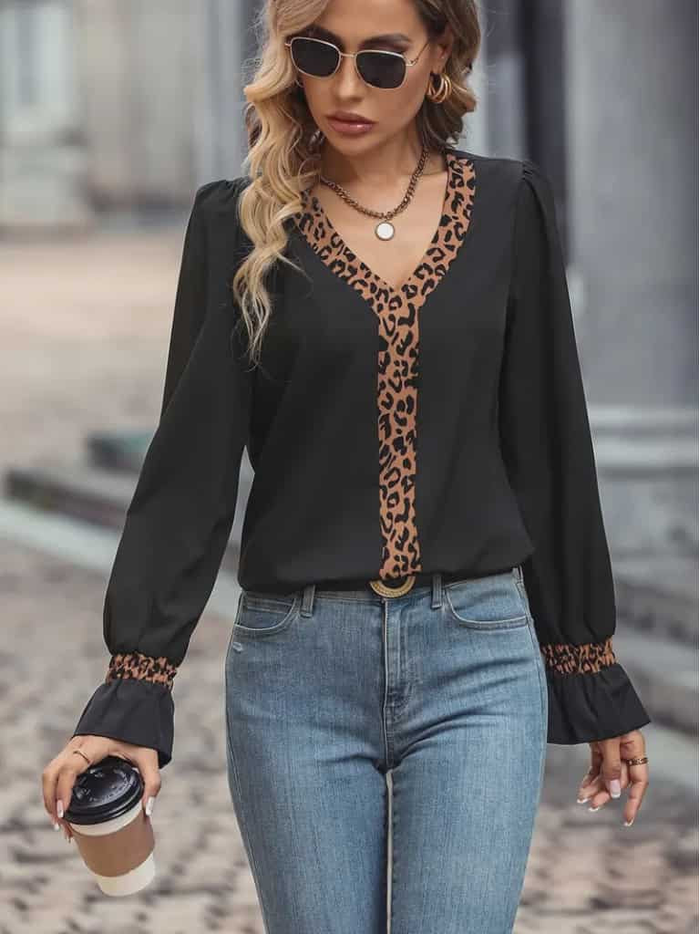 Langermaskyrta með v-hálsmáli (hlébarðamunstur)