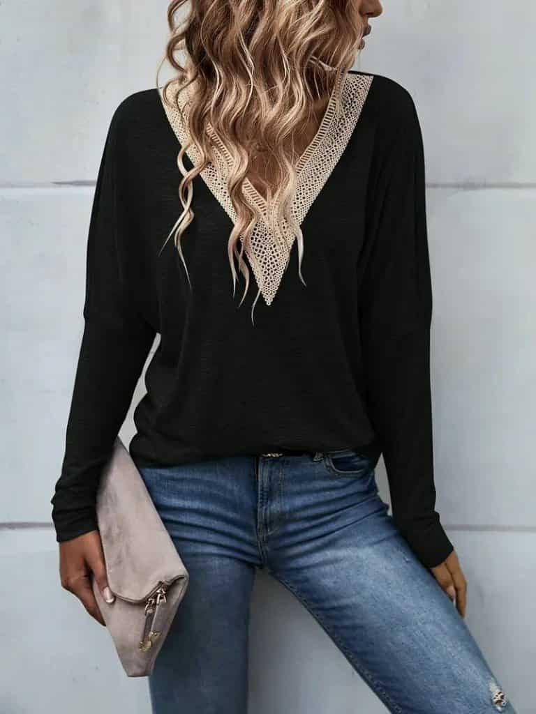 Svartur langermabolur með ljósu V-hálsmáli