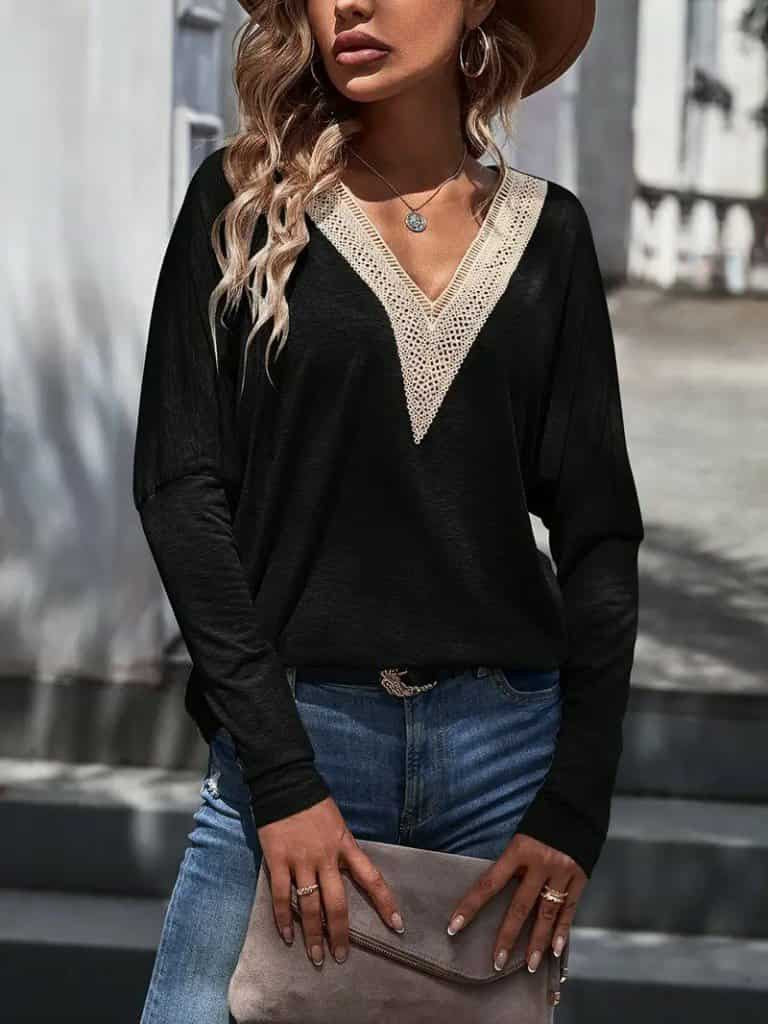 Svartur langermabolur með ljósu V-hálsmáli