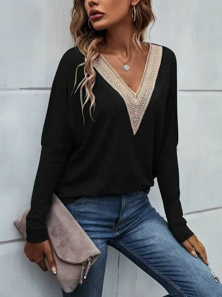 Svartur langermabolur með ljósu V-hálsmáli